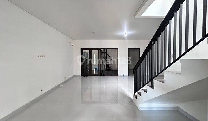 Disewakan Rumah Baru Di Raffles Hills Cibubur, 3kt, Unfurnished, Sudah Renovasi, Cluster Baru, Lokasi Strategis, Bebas Banjir, Bagus Siap Huni Rumah Bagus 2