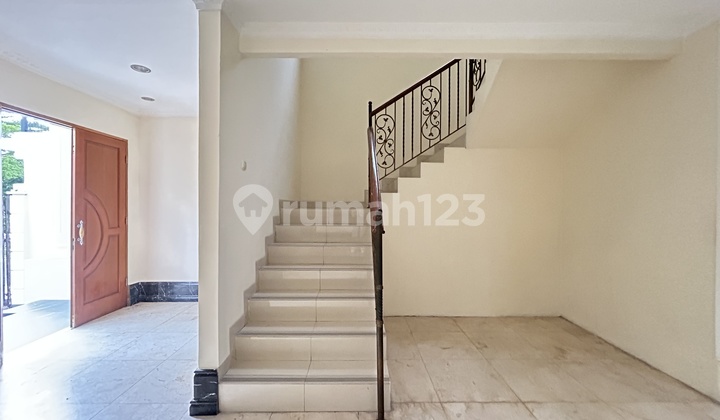 Dijual Rumah Mewah Lt.300/400, Kokoh, Siap Huni, Bebas Banjir, Lingkungan Asri, Halaman Belakang Luas, 5+1kt, Shm, Lokasi Strategis Di Raffles Hills Cibubur. Rumah Bagus SHM 2