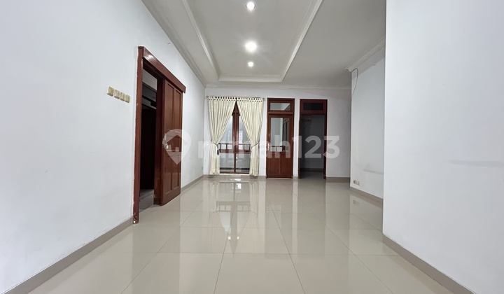 Disewakan Rmh Di Raffles Hills Cibubur Lt.150, 3+1kt, Unfurnished, Ac Ada , Kitchenset, Baru Renovasi , Cluster Depan , Lokasi Strategis Dekat Lrt, Pintu Tol Dan Pusat Perbelanjaan. Rumah Bagus 2