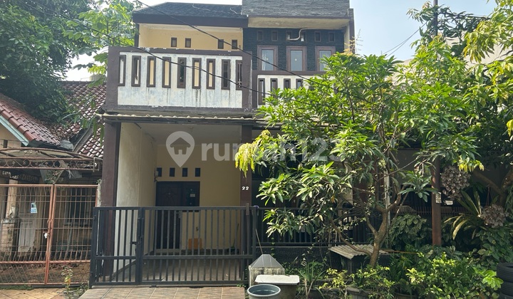 For Rent: 4+1 Bedroom House, Semi-Furnished in Raffles Hills Cibubur, Move-In Ready, Flood-Free, Strategic Location, Mid-Cluster, AC Available, Kitchen Set Included, Semi-Furnished, Well-Maintained, Clean & Tidy, Ready to Occupy Immediately. Excellent House with SHM (Freehold Title).