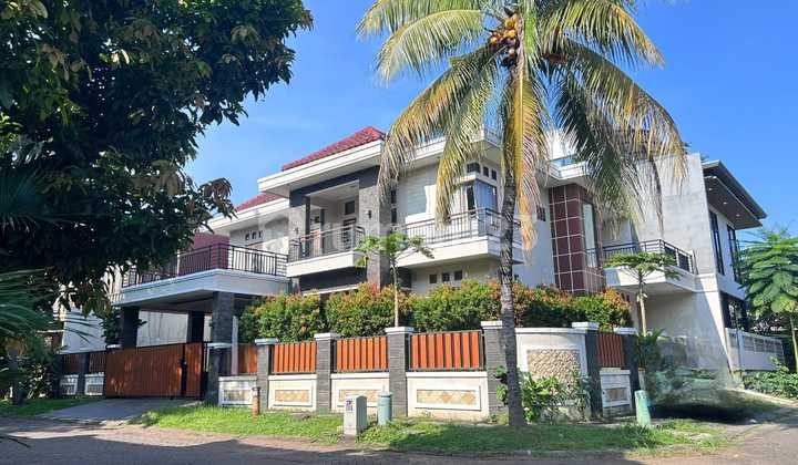 Disewakan Rumah Mewah 6kt, Unfurnished, Siap Huni, Posisi Hook, Lt.330, Bebas Banjir, Lokasi Strategis, Dekat Lrt, Dekat Pusat Perbelanjaan, Sudah Renovasi Rumah SHM