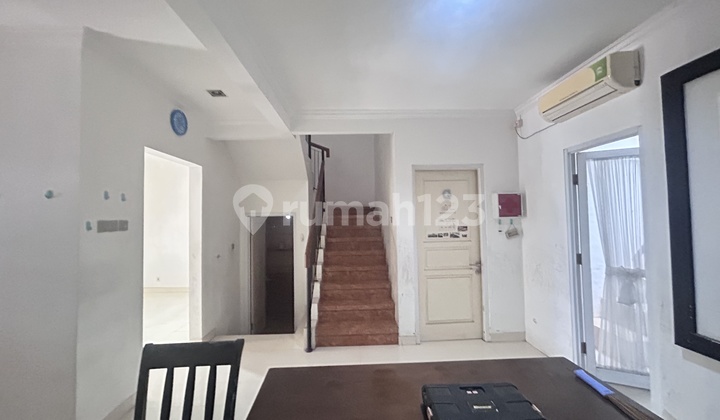Dijual Rumah Minimalis lt.98 Siap Huni, Rumah Terenovasi Semi Furnished SHM Raffles Hills, Jakarta Timur 2