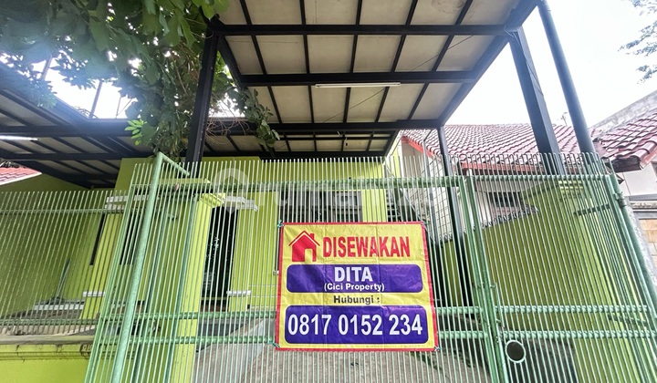 For Rent Monthly: House in Raffles Hills Cibubur, Land Area 200, 3+1 Bedrooms, Unfurnished 2 Floors, Kitchen Set + Built-in Stove Included. 6M/Month Negotiable, in Raffles Hills Cibubur.