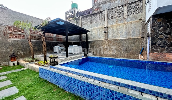 Disewa Rumah Lt.300/160 With Swimming Pool Di Raffles Hills Cibubur , Bagus , Bersih , Siap Huni , 3kt, Baru Renovasi, Lokasi Strategis, Semi Furnished, Hot :fire: Raffles Hills, Jakarta Timur