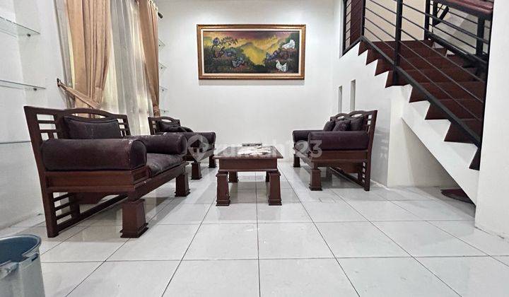Disewakan Murah Rumah Semi Furnished 4kt, Sudah Renovasi, Siap Huni, 3 Lantai, Strategis, Raffles Hills Cibubur, 