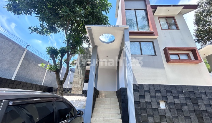 Disewakan Rumah Mewah Di Boulevard Raffles Hills Cibubur, 4kt Unfurnished, Bebas Banjir, Siap Huni, Lokasi Strategis. Sudah Renovasi. Bagus SHM di Cibubur 2