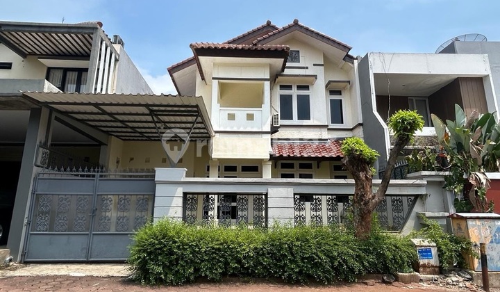 For Rent: Spacious 200sqm Luxury House, 4+1 Bedrooms, Unfurnished, Move-In Ready, Flood-Free, Strategic Location in Raffles Hills Cibubur, AC + Kitchen Set, Renovated Building, Large Backyard, Good Quality House.