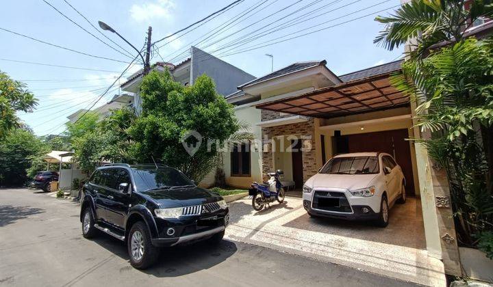 Dijual Rumah Unik Oma Regency ada Kolam renang di tengah rumah 1