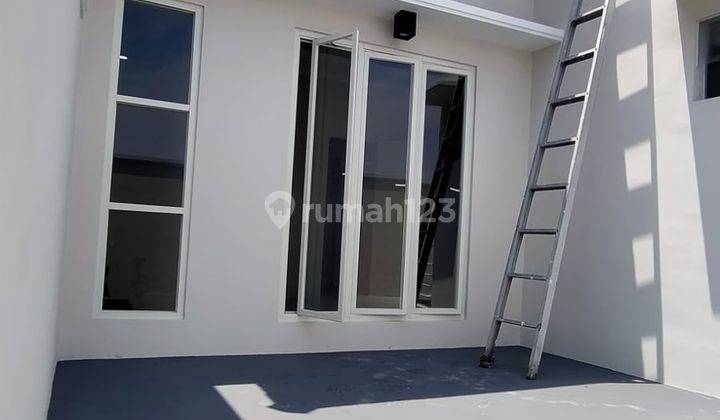 dijual rumah Semi Furnished di Sukolilo 2