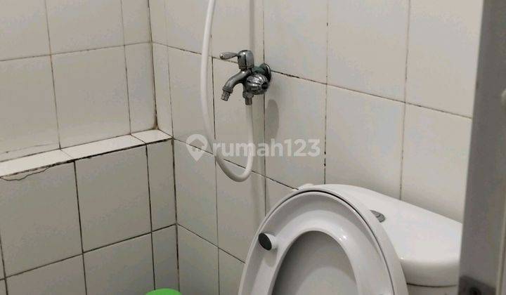 kamar mandi apartment cantik 2 kamar lantai