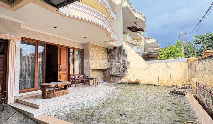 Luxury House With Many Rooms Ready to Occupy on Pejaten Raya 2