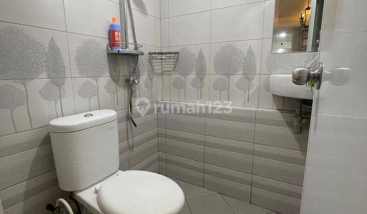 kamar mandi apartment cantik 2 kamar di