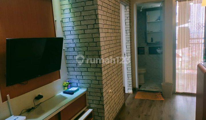 ruang tamu apartment cantik 2 br furnished