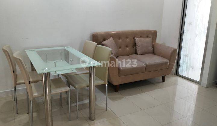 ruang tamu apartment cantik 3 kamar furnished