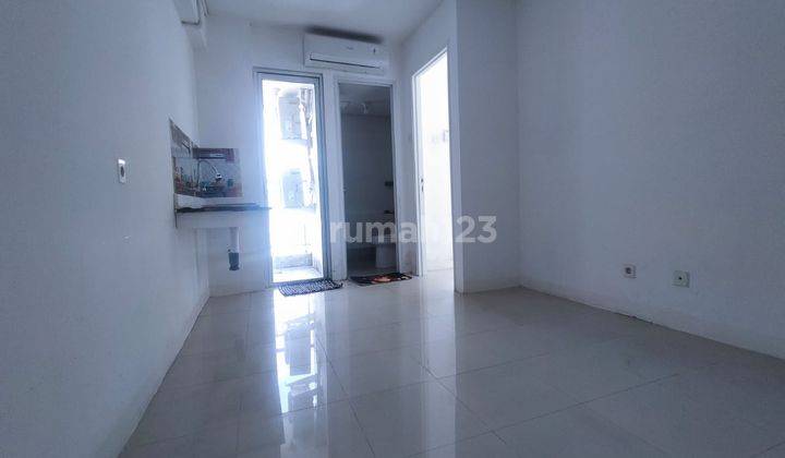 ruang tamu apartment unfurnished 2 kamar siap