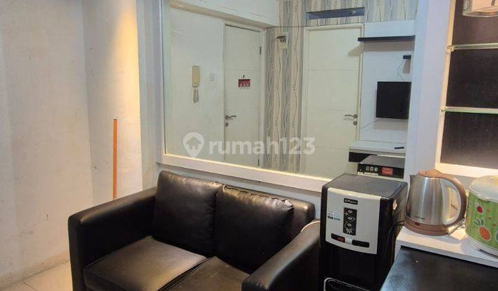 ruang tamu apartment cantik 2 kamar lantai