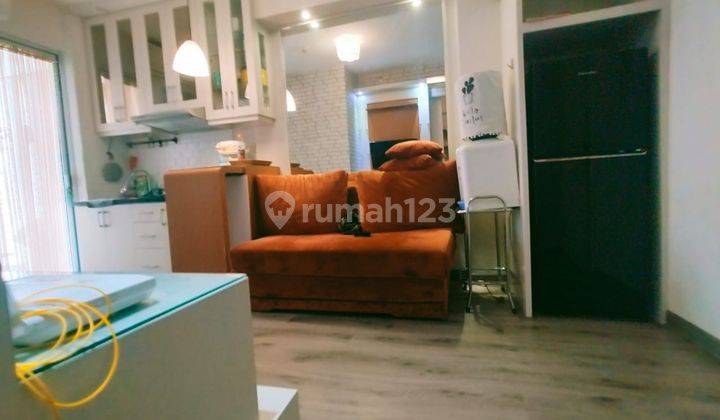 ruang tamu apartment cantik 2 br furnished