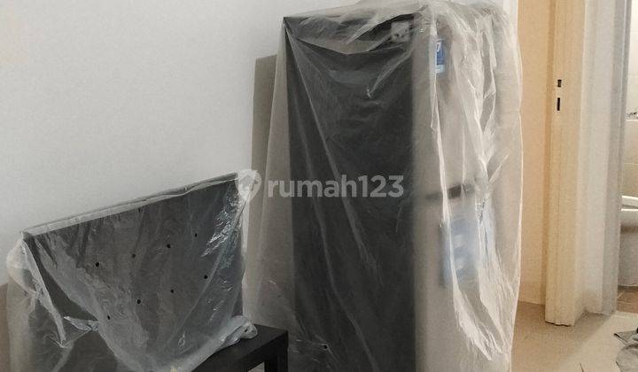 ruang tamu apartment cantik 2 kamar furnished