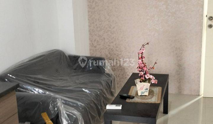 ruang tamu apartment cantik 2 kamar furnished