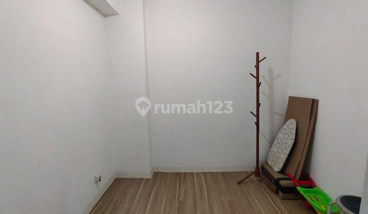 kamar tidur apartment cantik semi furnished di
