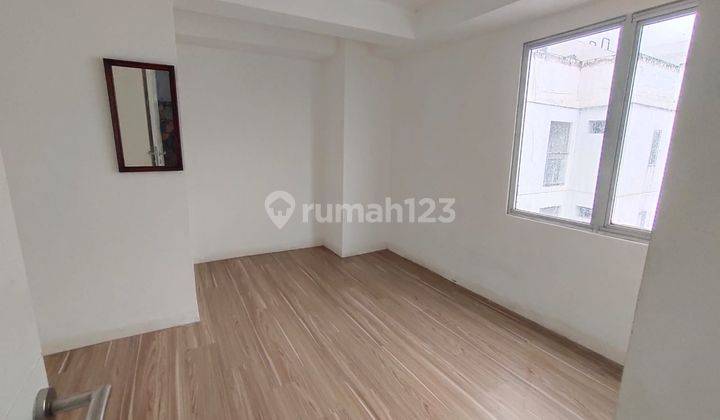 ruang tamu apartment cantik semi furnished di