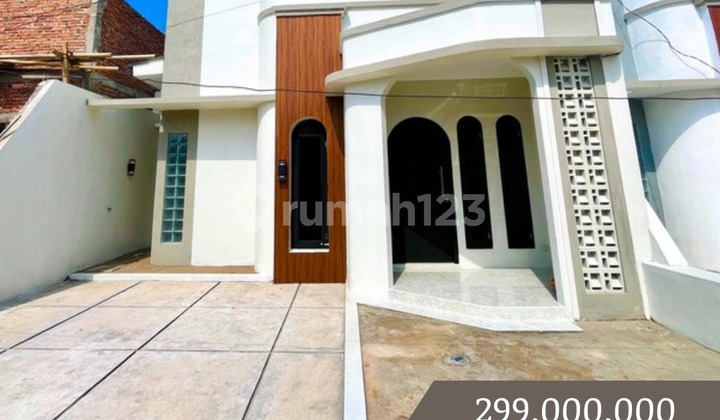 200 Million! Strategic Tropical Industrial House in East Sleman