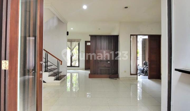 2-Story Ready-to-Occupy House in Emerald Bintaro Jaya Estate, Highly Strategic Location in South Tangerang, Certificate Available, Negotiable Price