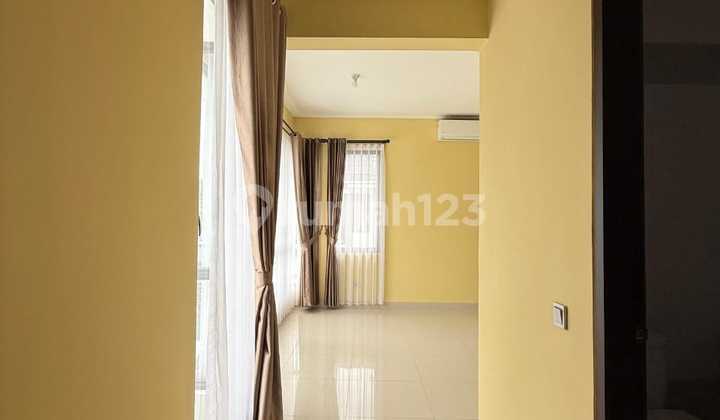 Disewakan Rumah Lingkungan Asri, View Danau, di Serenade Lake Gading Serpong 2