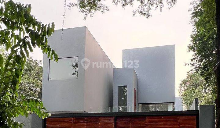 Luxury Modern House Lokasi Strategis  1