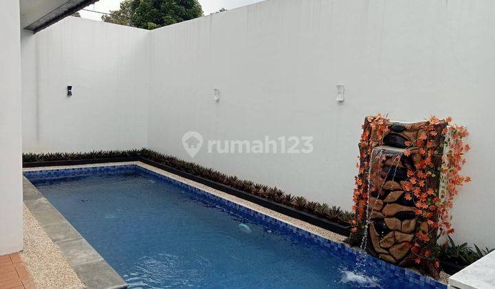 Rumah dengan konsep villa ada kolam renang 2