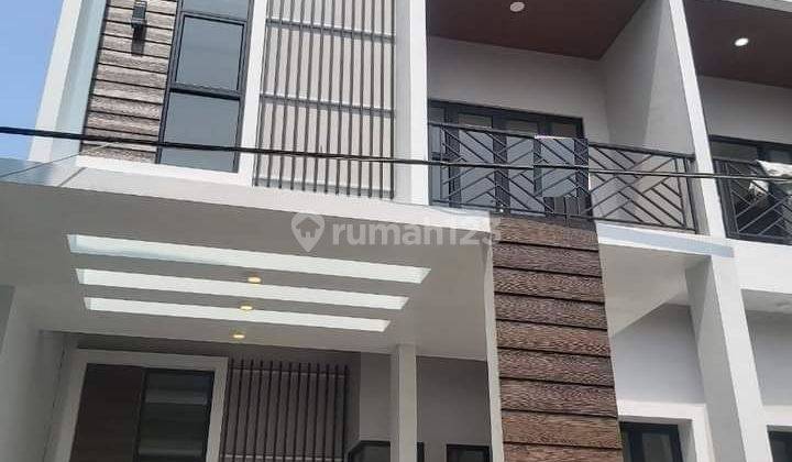 Hunian minimalis dua lantai dlm cluster Rumah 2 Lantai SHM Baru Selatan 2