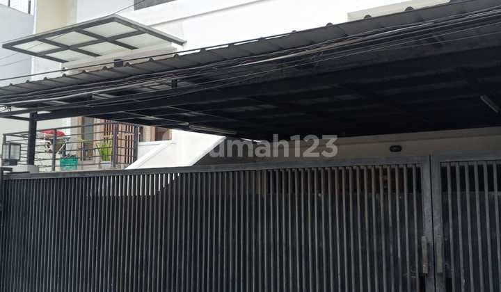 Dijual Rumah di Radio Dalam dengan Fasilitas Kolam Renang Dikelilingi oleh Rumah Kos Kosan Disekitarnya Sehingga bisa Dibuat Rumah Kos Juga