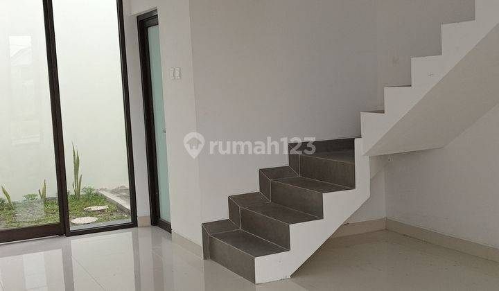 Rumah 2 Lantai Baru Modern Minimalis Dekat Umy 2