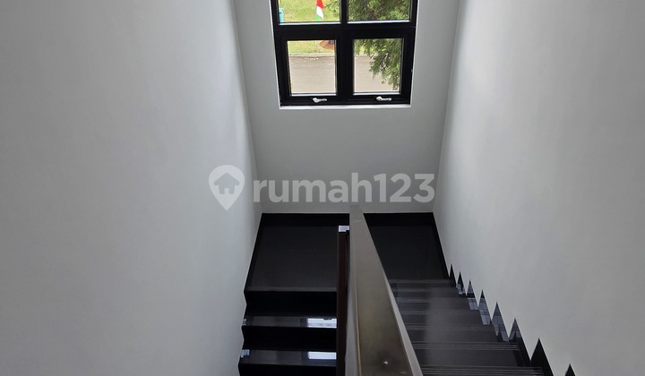 Dijual Rumah Hoek Boulevard siap AJB dengan Pool di Avani Anantha BSD Tangerang 2