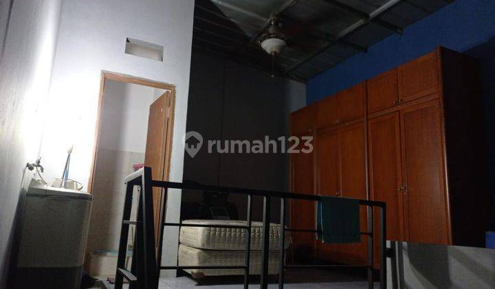 Rumah sudah renovasi belakang sudah di dak,atap baja ringan semua pintu dan jendela ada teralis dan carpot sudah ada kanopi 2