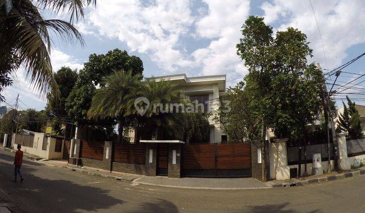 Rumah mewah 2 lantai dengan kolam renang di jalan Ki Mangunsarkoro Menteng Jakarta Pusat 1