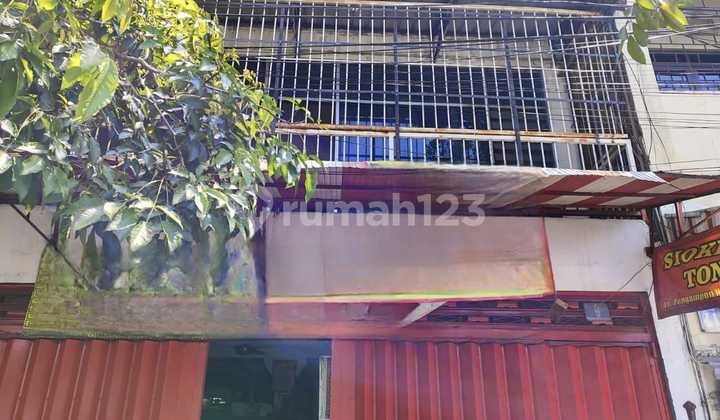 FOR RENT Commercial building, suitable for opening a store.