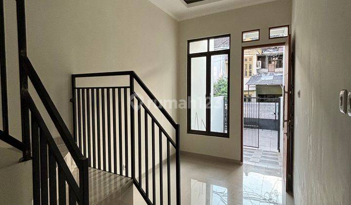 Dijual Rumah Baru Modern 3 Lantai Row Jln Besar Nego 2