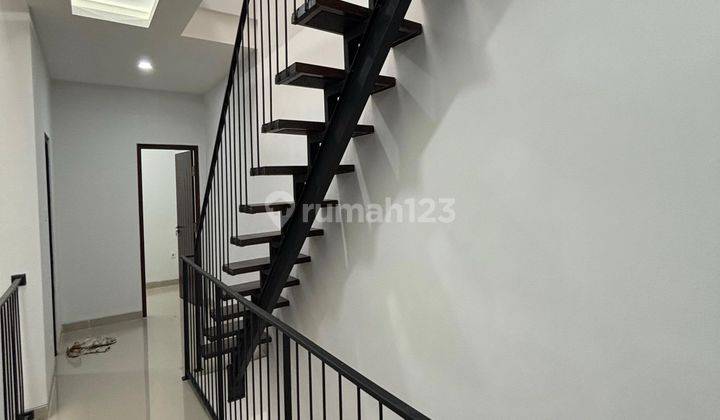 Dijual Rumah Baru Taman Ratu 3 Lantai S H M Nego  2