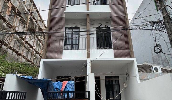 Dijual Rumah Baru Taman Ratu 3 Lantai S H M Nego  1