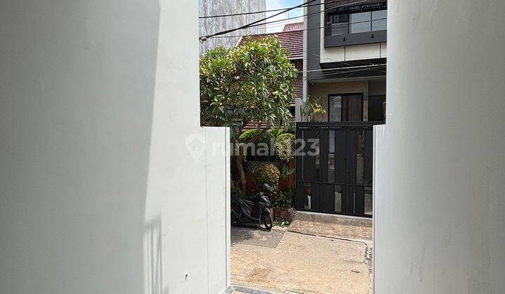 Dijual Rumah Minimalist Taman Ratu 3 Lantai S H M 2