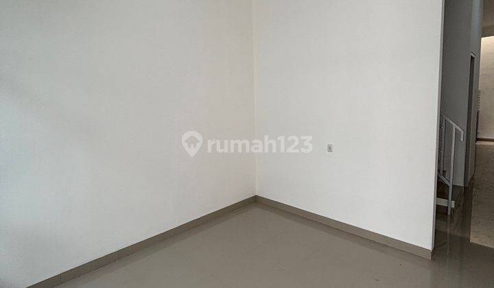 Dijual Rumah Taman Ratu Baru 3 Lantai Row Jalan Besar 2