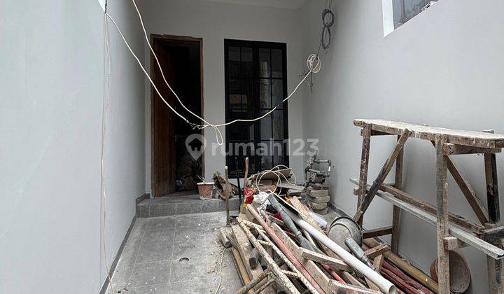 Dijual Rumah Baru Taman Ratu 3 Lantai S H M Nego  2