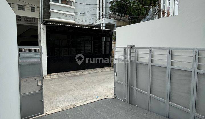 Dijual Rumah Taman Ratu Baru 3 Lantai Row Jalan Besar 2