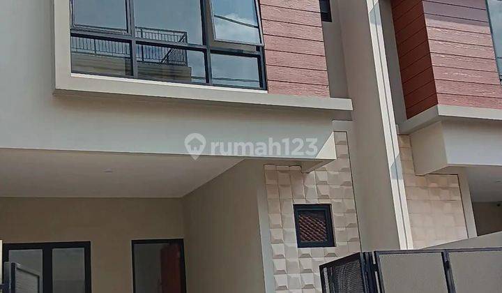 Rumah Baru 3 Lantai di jual cepat 1