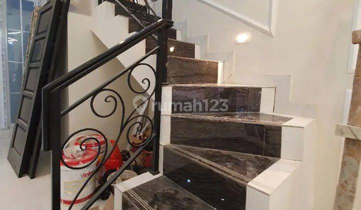 EXCLUSIVE TOWN HOUSE PTEMIUMt WITH BALCONYTOWNHOUSE AKSESJALAN2MOBIL DI JAGAKARSA  JAJ SEL 2