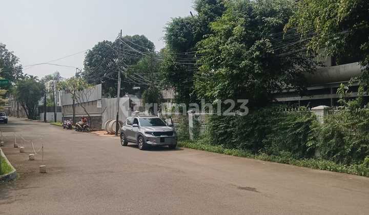 HOUSE FOR SALE CORNER LOT - LAND SIZE CALCULATION IN KEBAYORAN LAMA, SOUTH JAKARTA