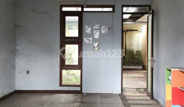 House for sale in a strategic location, Karawitan, Buah Batu.