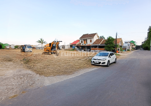 Tanah Tepi Jalan Aspal Lebar Di maguwoharjo Sleman  1