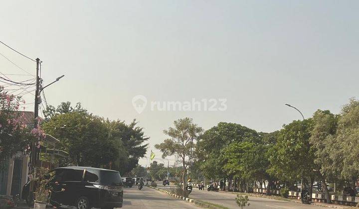 Di Jual Rumah 2 Lt, posisi di pinggir jalan Utama di Jl Arteri, Komplek Taman Griya Pratama - Kelapa Gading 2